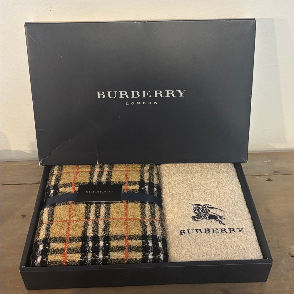 Authentic Burberry Beige and Black Towel Set